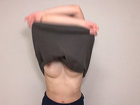 女子がTシャツやタンクトップ脱ぐときに『バッ』って飛び出るおっぱい。　サンプル画像08